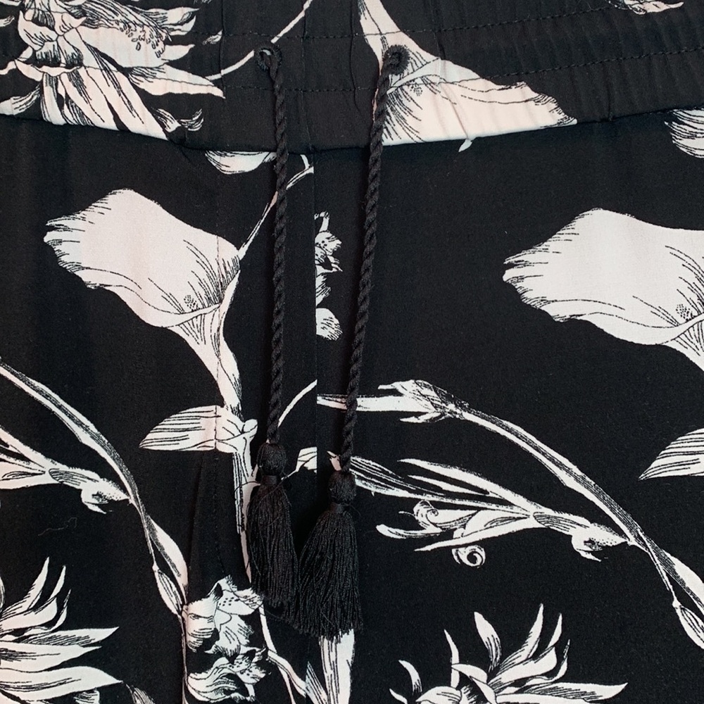 White House Black Market Floral Wide Leg Pants in
Midnight Bloom - Picture 6 of 8